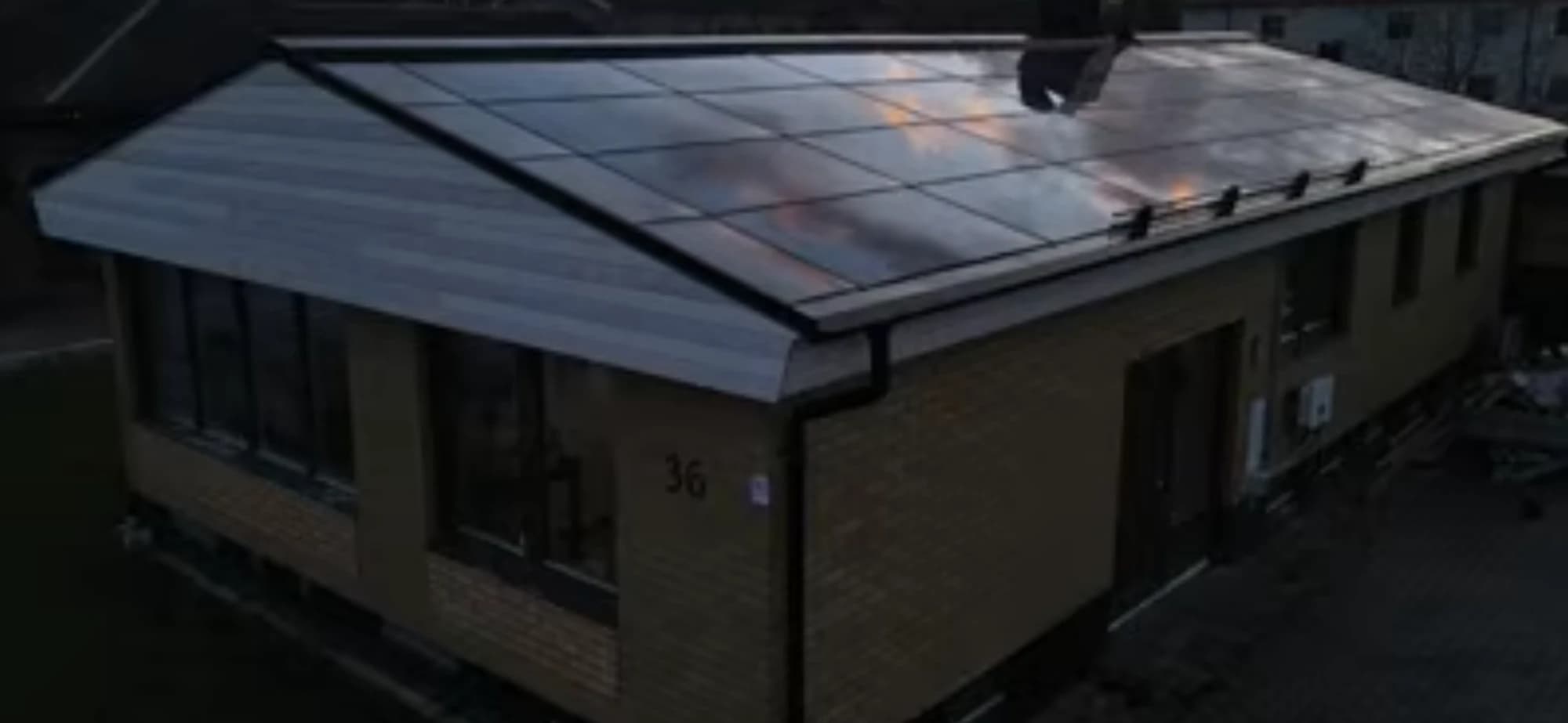 Fredriks villa i skymningen med solpaneler över hela taket