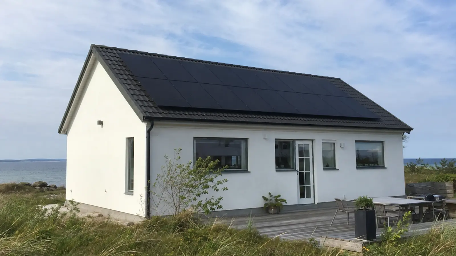 Kustvilla med solpaneler