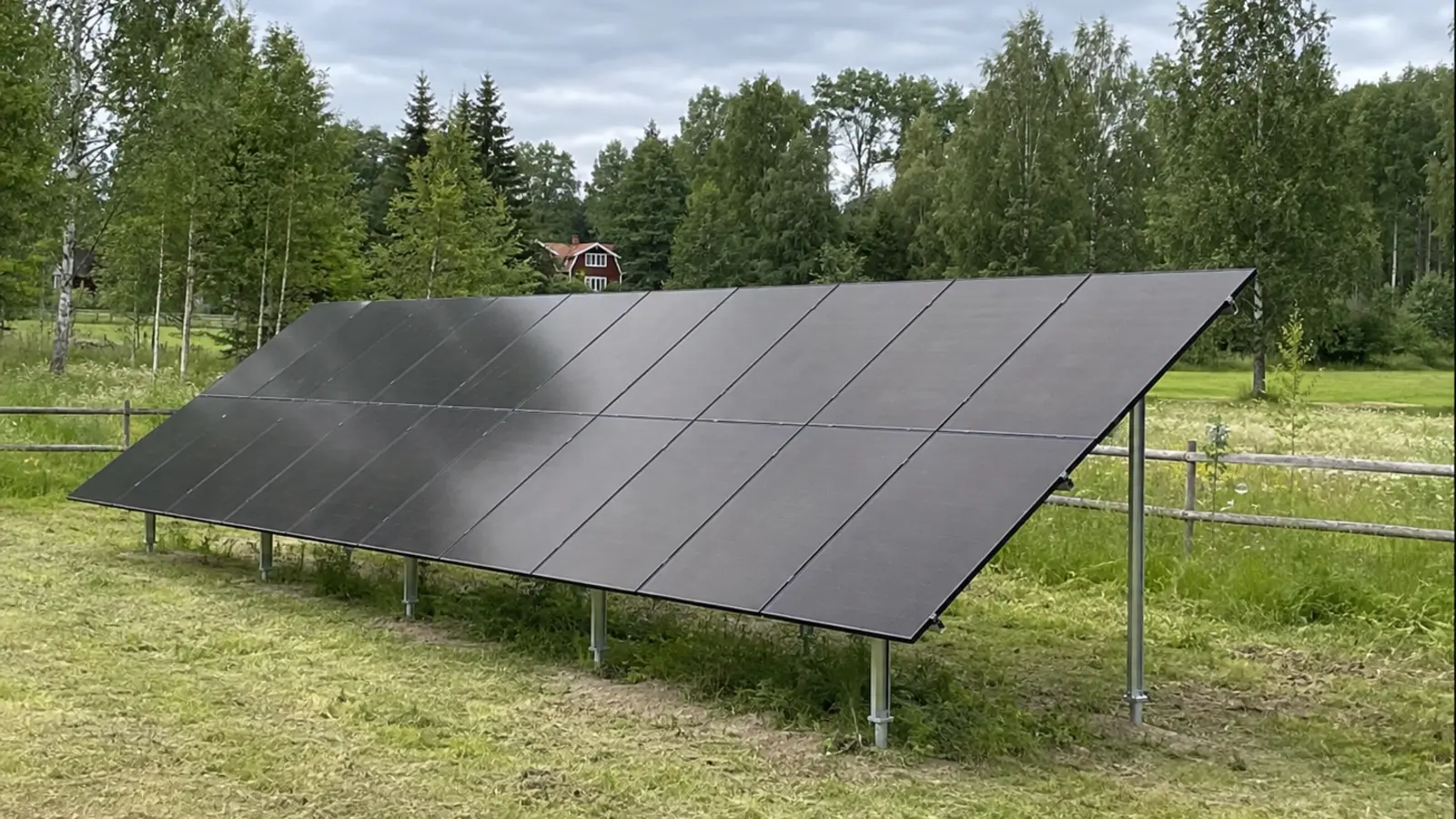 Solpaneler på markställning