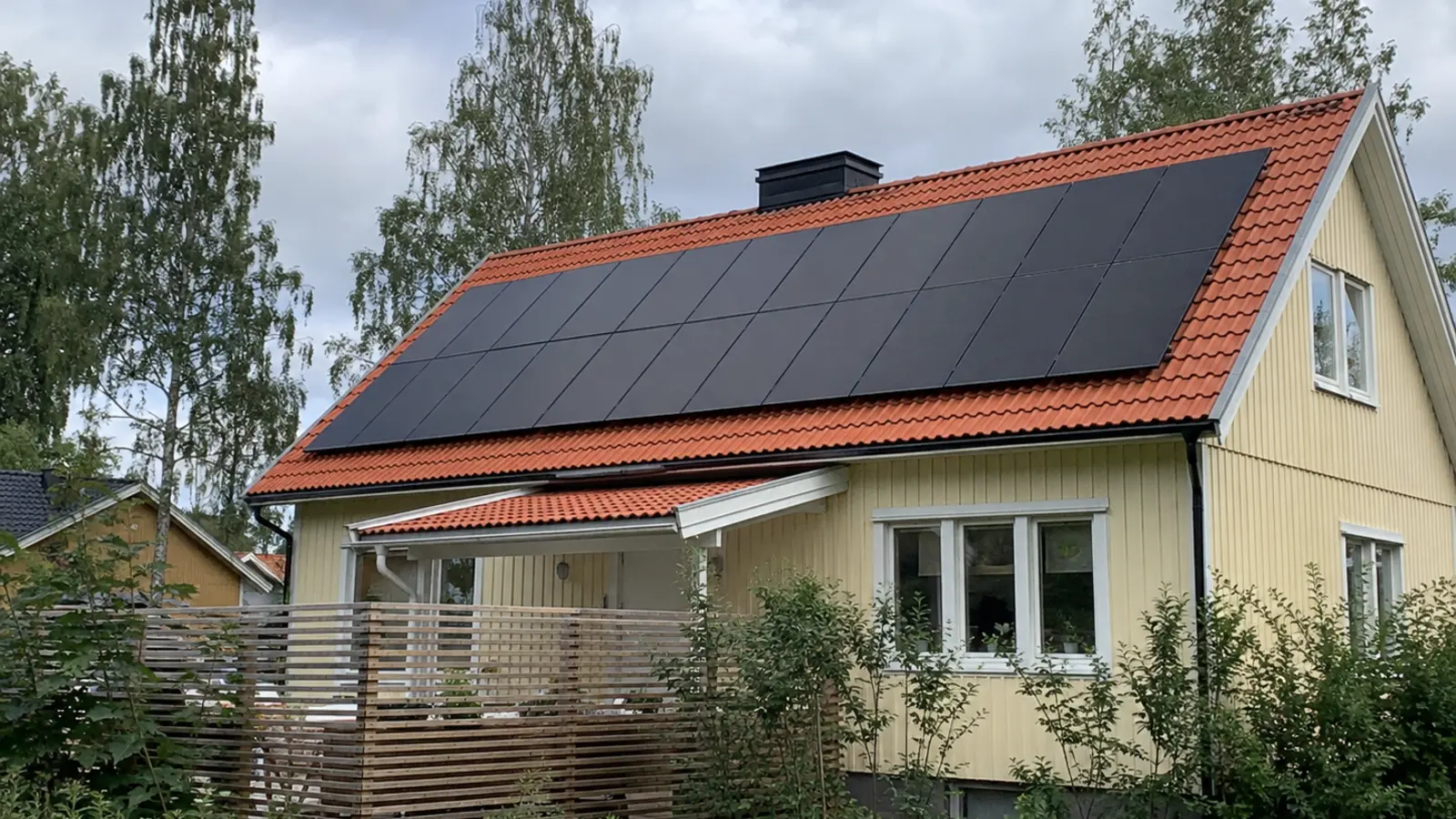 Rött tegeltak med solpaneler
