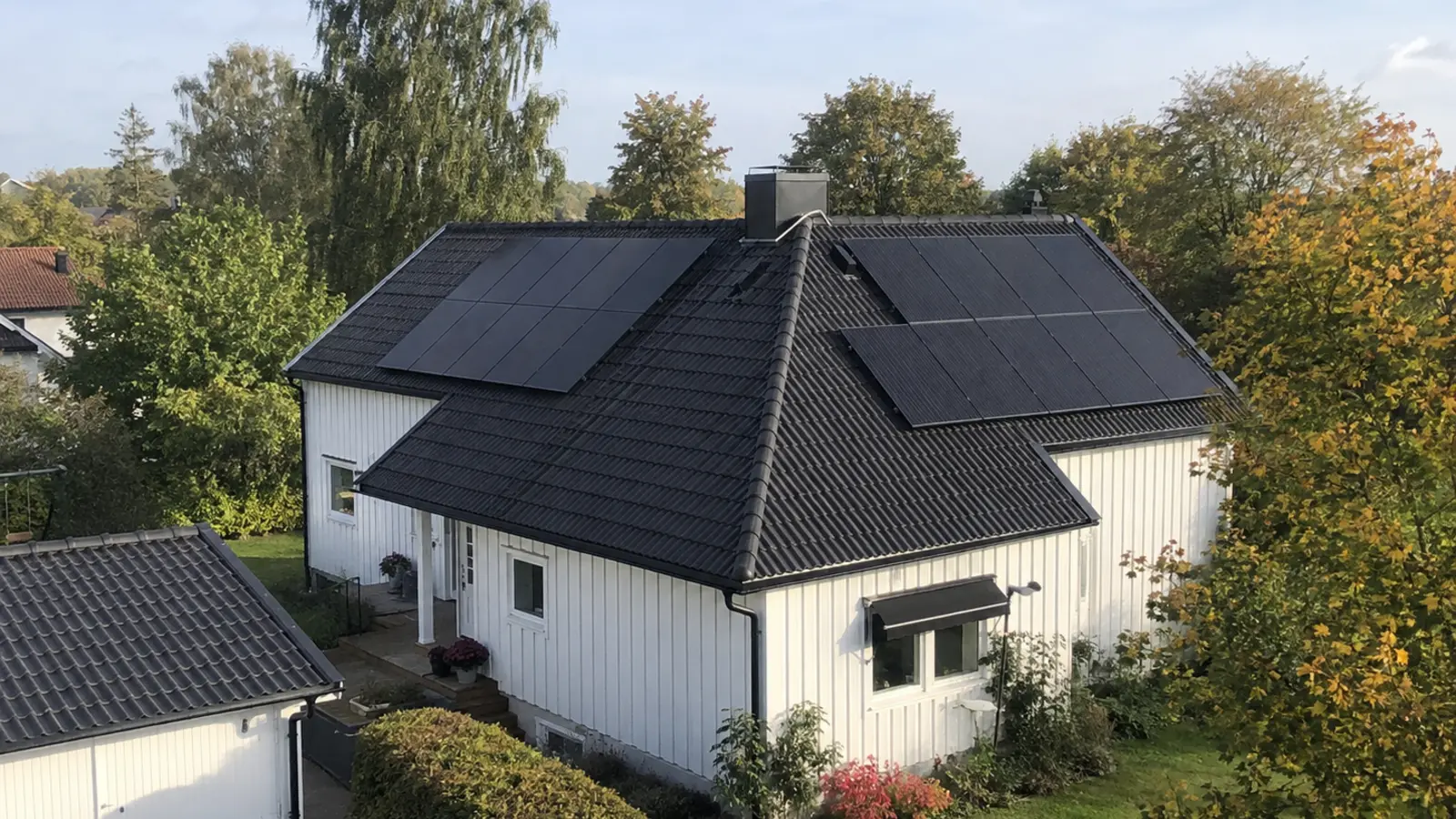 Tak med solpaneler på två takfall