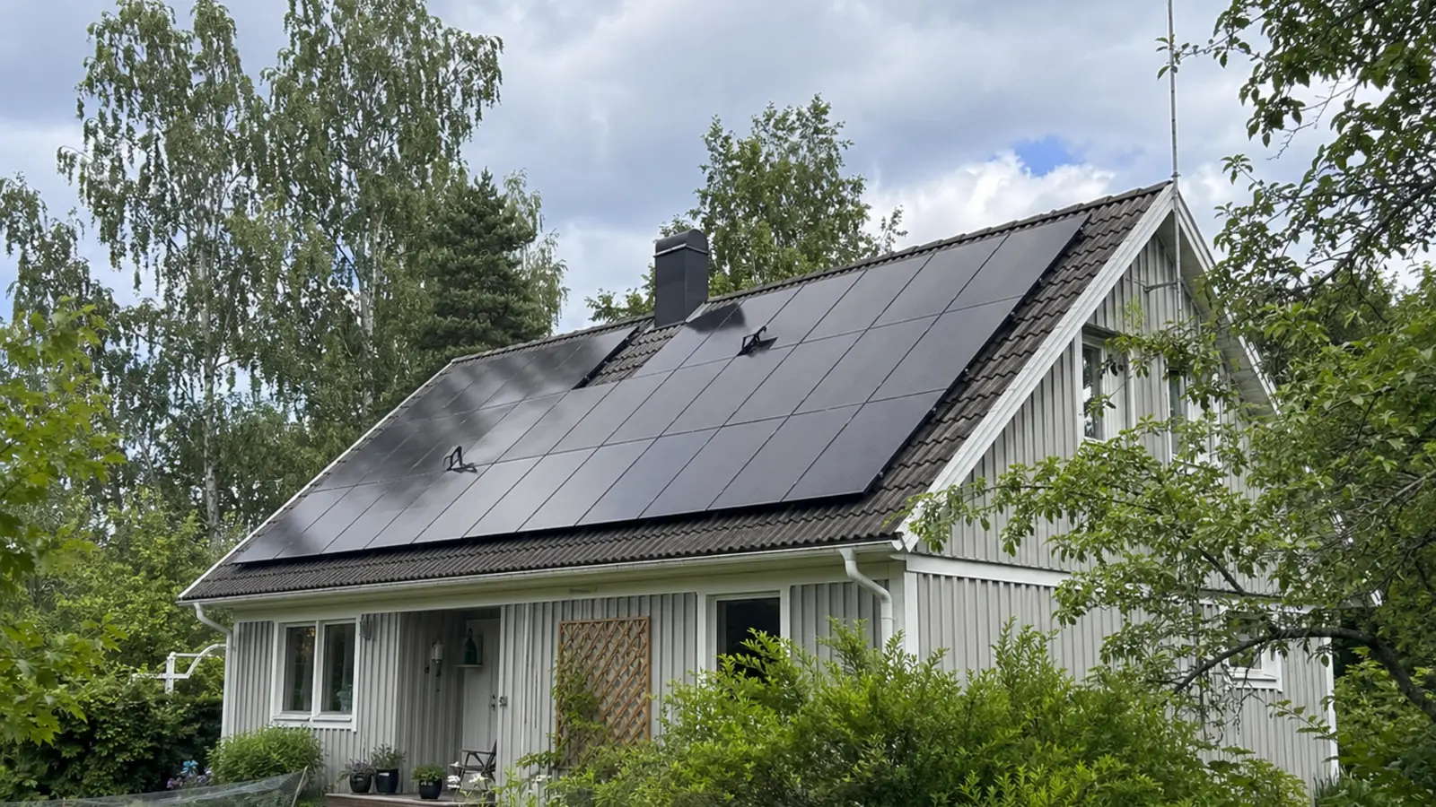 Svart tegeltak med solpaneler